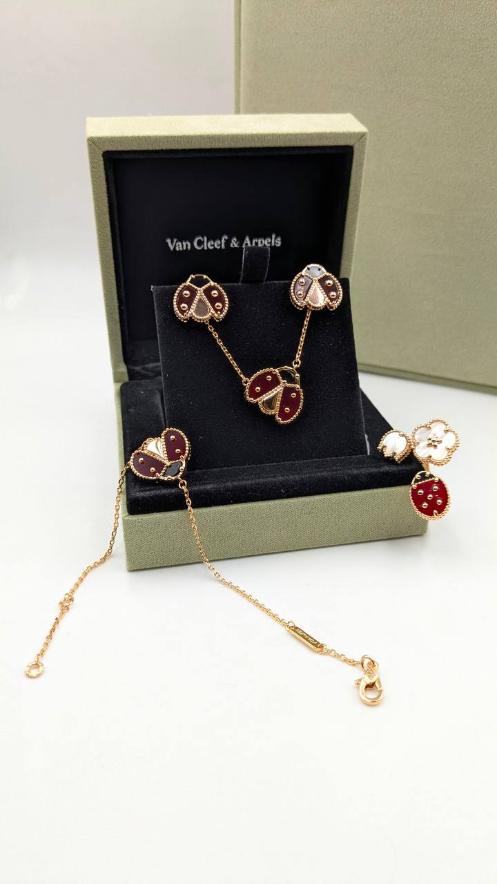 VCA Set
*Master Quality* 
*Necklace, Earrings, Bracelet & Ring*
260 dhs✅ with Normal Box 🎁
280 dhs✅ with Good Box 🎁
355 dhs✅ with Master Box 🎁

Zain210
♥️♥️♥️
