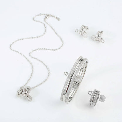 Apm SET ❤️‍🔥*
Necklace 🍁
Earring🔥
Bangle 🌸
Ring 💍 size available 👇
6,7,8,9
With normal boxes 📦 
230 dhs🪙🌨️
With master box 🗃️ 
260 dhs🪙🌨️

Zain216
♥️♥️♥️