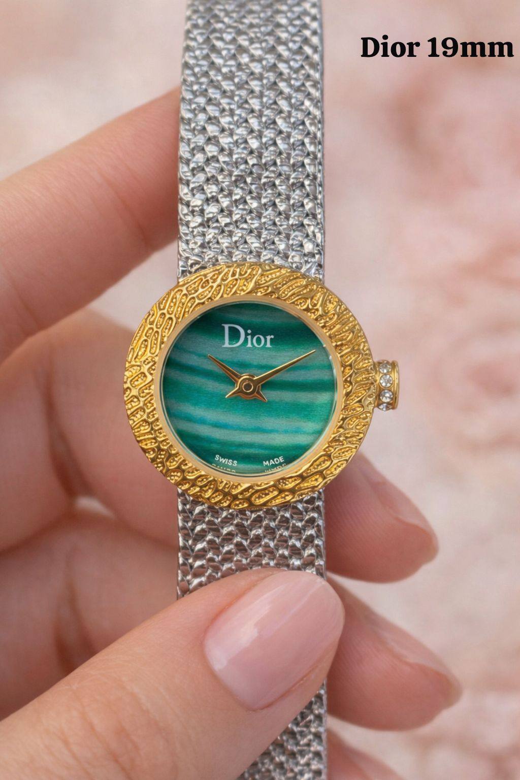 Dior mini size watch for ladies good quality 
170 dhs🌺 
 (size 19mm)

Zain59
♥️♥️♥️