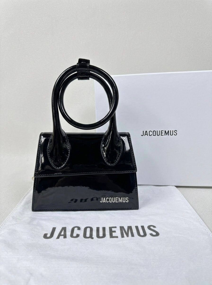 Jacquemus

with box
🎁🎁🎁

high quality

110 dhs✅

Zain50
♥️♥️♥️