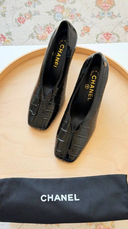 CHANEL
Master quality 
Size: 36 to 41
450 dhs💛

Zain318
♥️♥️