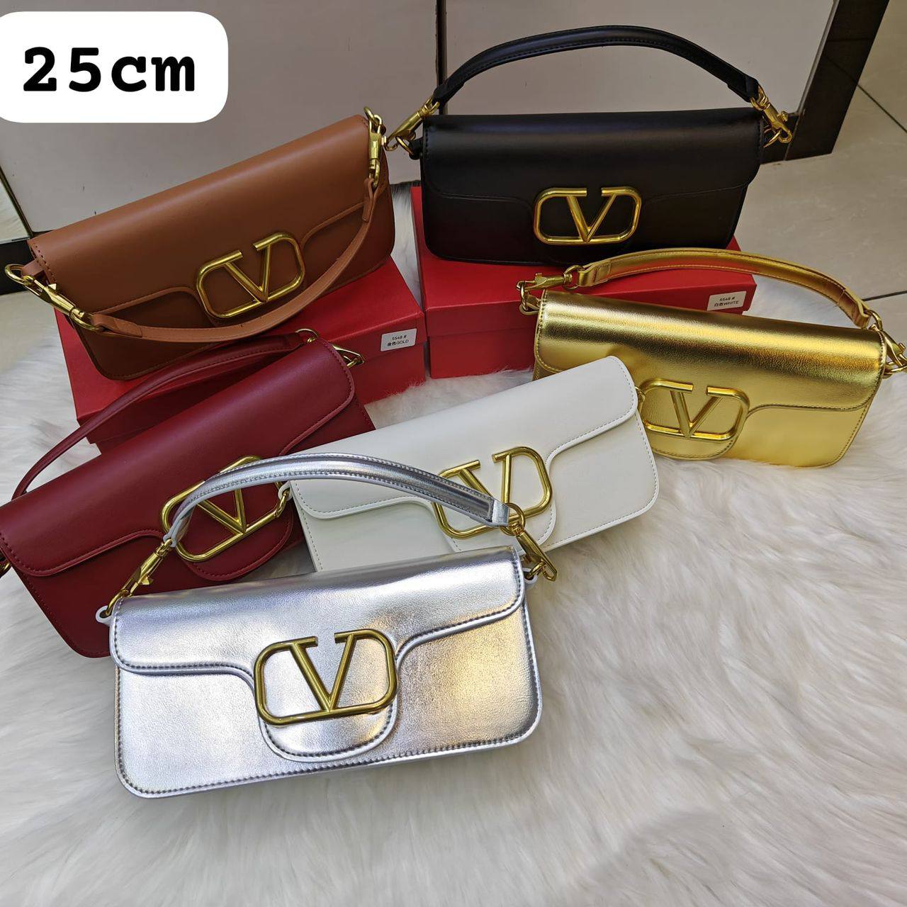 Valentino 

115 dhs✅

with box
🎁🎁🎁

Zain235
Zain42
♥️♥️♥️