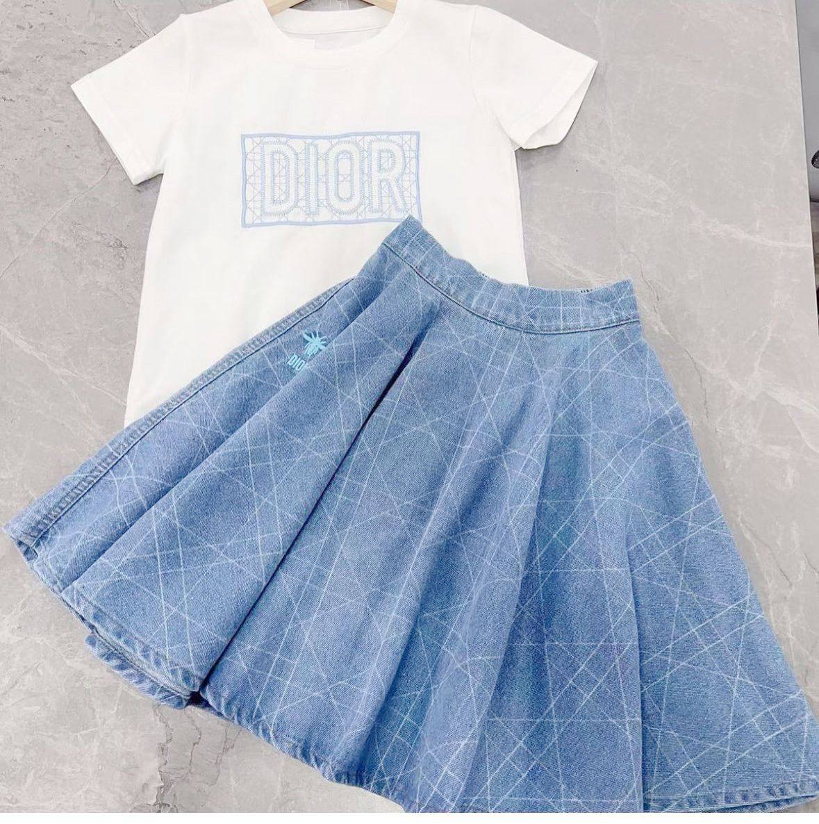 Dior
2-12y 
130 dhs💓

Zain151
♥️♥️♥️