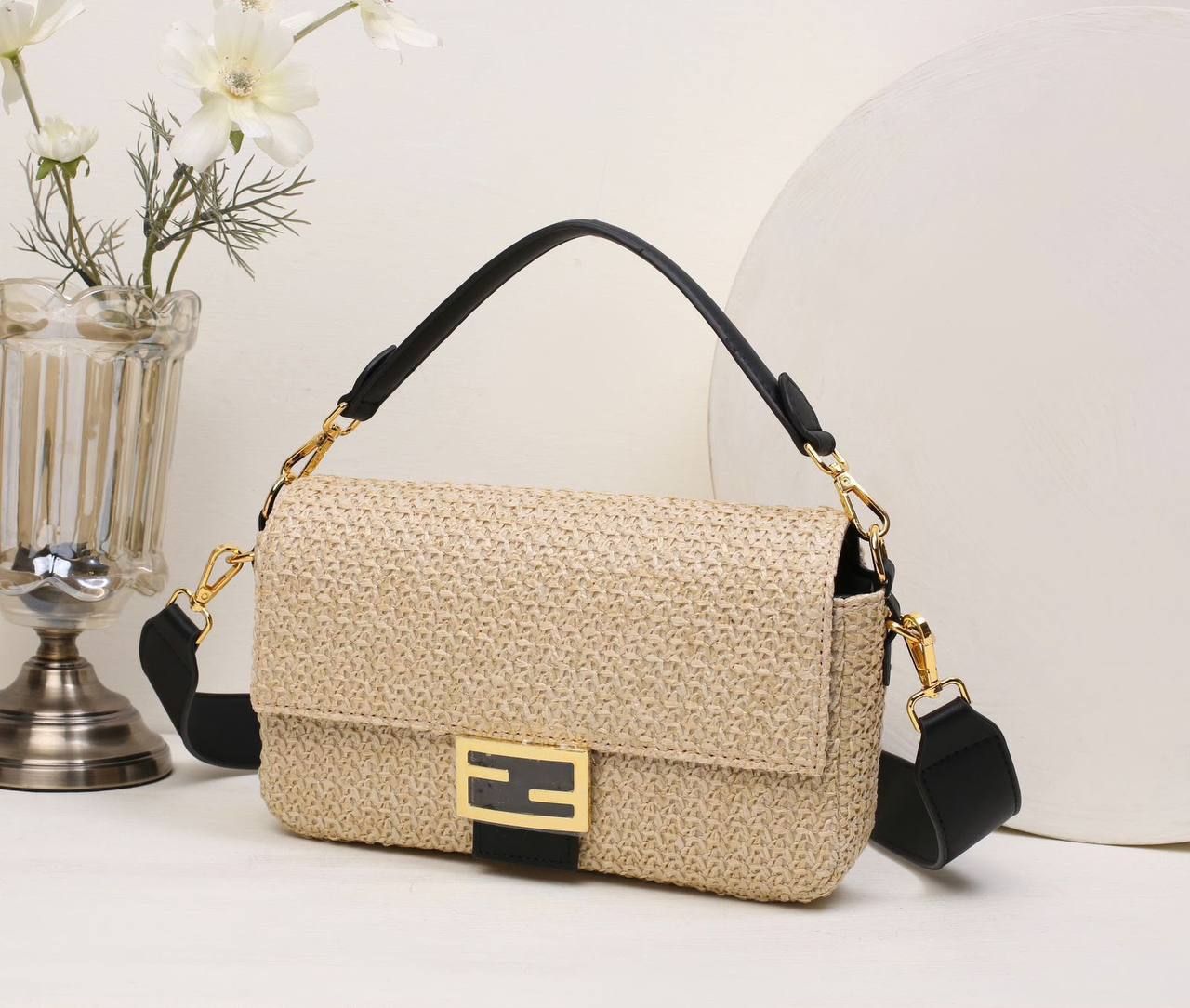FENDI 
GOOD QUALITY 
WITH BOX  
100 dhs💓

Zain295
♥️♥️♥️