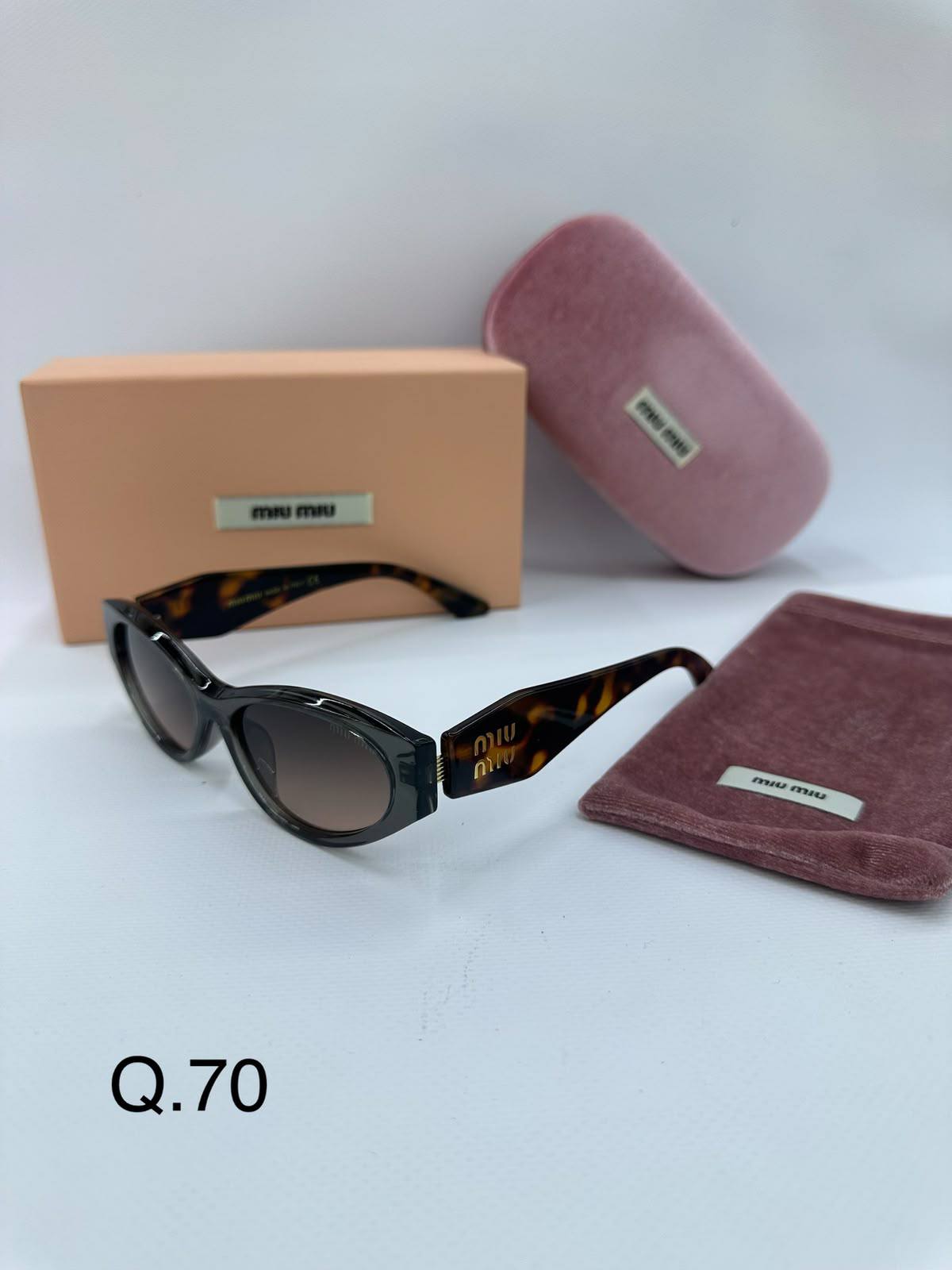 MIU MIU 
Sunglasses 💥
Copy 1️⃣ 
good quality 💯
With original boxes  🗃️ 
60 dhs✅

Zain216
♥️♥️♥️