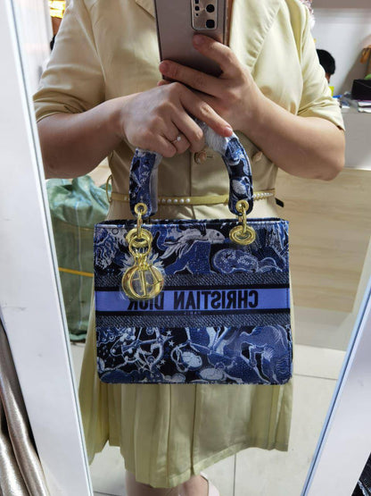 💗 Lady Dior
1⃣️ First quality
Size : 24 * 20 cm
85 dhs🇦🇪🇦🇪

Zain115
♥️♥️♥️