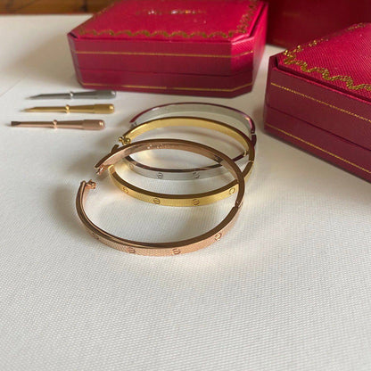 Cartier Set❤️‍🔥*
Bangle 🐦‍🔥
Master quality 💯
Size available 👇
16,17,18,19
One piece 
With normal boxes 📦 
45 dhs💚
With master box 🗃️ 
75 dhs💚

Zain216
♥️♥️♥️