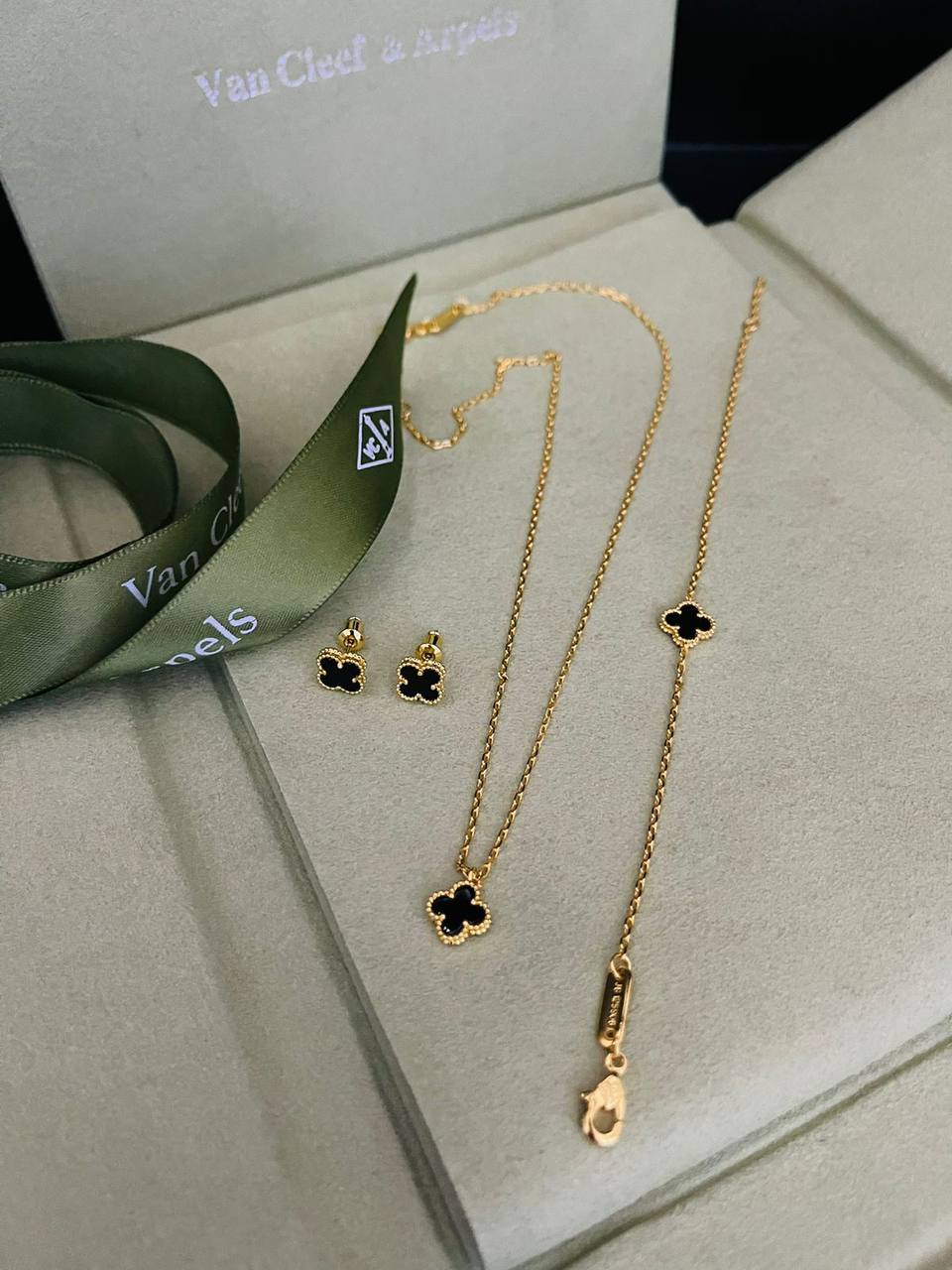 125 DHS🌺 SET 💫✨
VCA SET MASTER
NECKLACE 
BRACELET 
EARRINGS

WITH GOOD BOX AND PAPER BAG🛍️🎁

Zain89
♥️♥️♥️