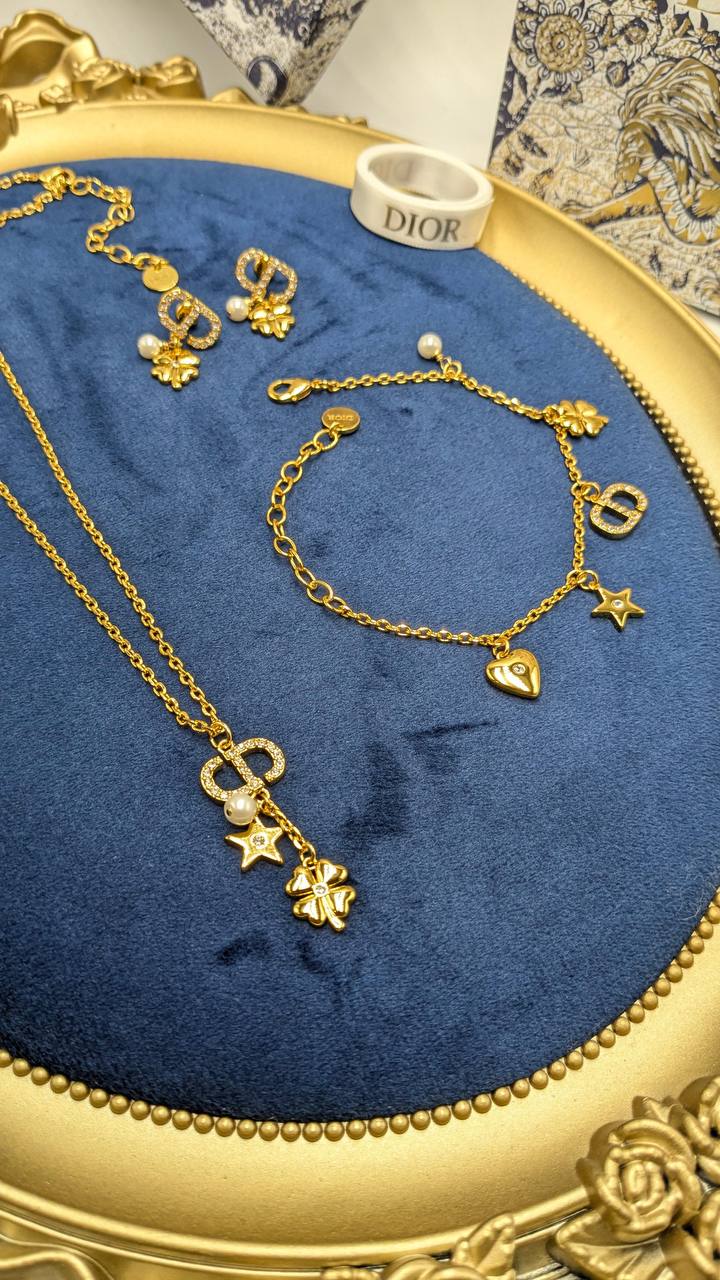 Dior
*Master Quality* 
*Necklace, Earrings & Bracelet*
170 dhs🌺 with Normal Box 🎁
190 dhs🌺 with Good Box 🎁

Zain210
♥️♥️♥️