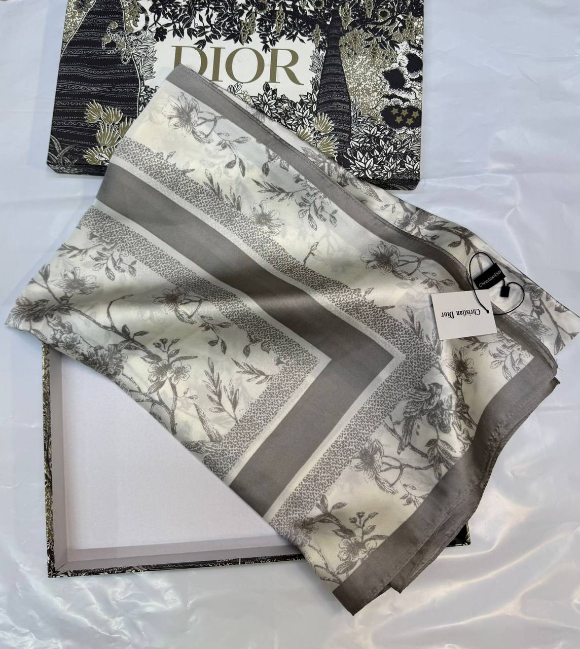 Silk scarf 🧣 
40 dhs✅

With box🎁
55 dhs✅

Zain93
♥️♥️♥️