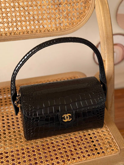 New Collection✨✨✨
CHANEL
23cm
370 dhs🇦🇪🇦🇪
*MASTER QUALITY*
With box🎁

Zain167
♥️♥️♥️