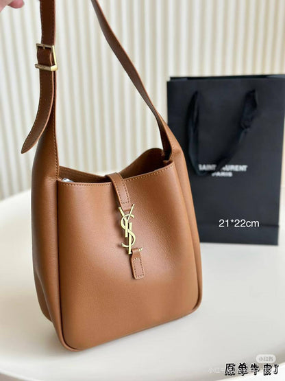 YSL

Good QUALITY 

SIZE：23cm
100 dhs🇦🇪🇦🇪

Zain04
♥️♥️♥️