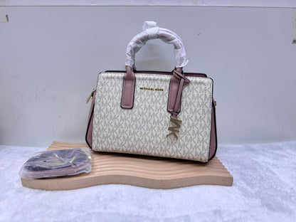Mk  
size:25×17×9cm  
110 dhs✅

Zain114
♥️♥️♥️