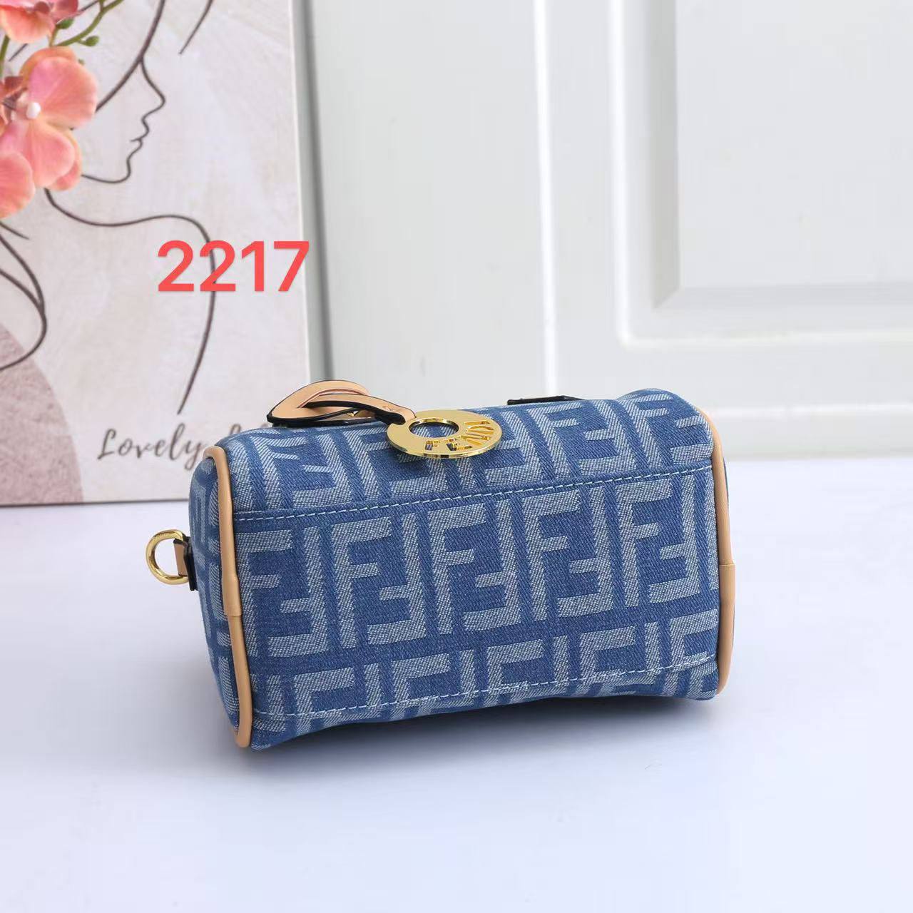 Fendi
100 dhs✅
size：20cm
Good-quality 

with box
🎁🎁🎁

Zain35
♥️♥️♥️