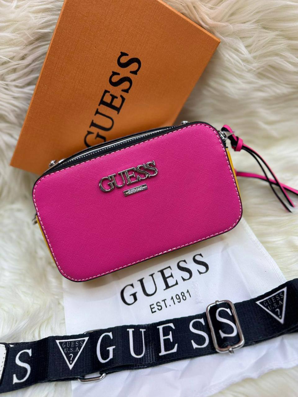 Guess cross
Size : 19 * 11 * 7 cm
60 dhs🪙💕
with box🎁

Zain115
♥️♥️♥️