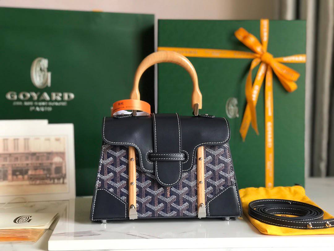 Goyard
Material: Goyardine canvas and leather

 Design: Structured handbag with a top handle

 Closure: Leather strap and clasp Style: Luxury, classic handbag

For Price 👇 WhatsApp✅
0568585901 
0507557372
0552275751 Owner Zain 👌

Zain325
♥️♥️♥️