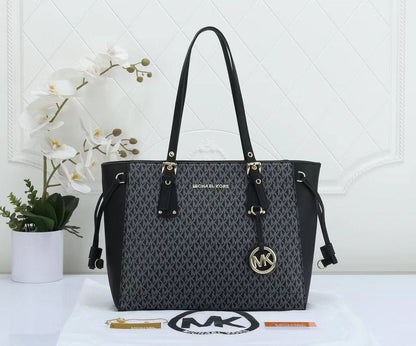 MK
95 dhs🪙🌨️

SIZE：40×25×14cm
Good quality 

with box
🎁🎁🎁

Zain35
♥️♥️♥️