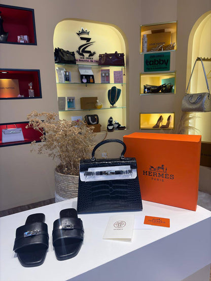 Hermes Set
Size 36-41
Full Set 190 dhs💓

Slipper 100 dhs💓
Bag 110 dhs💓

Zain132
Zain136
♥️♥️♥️