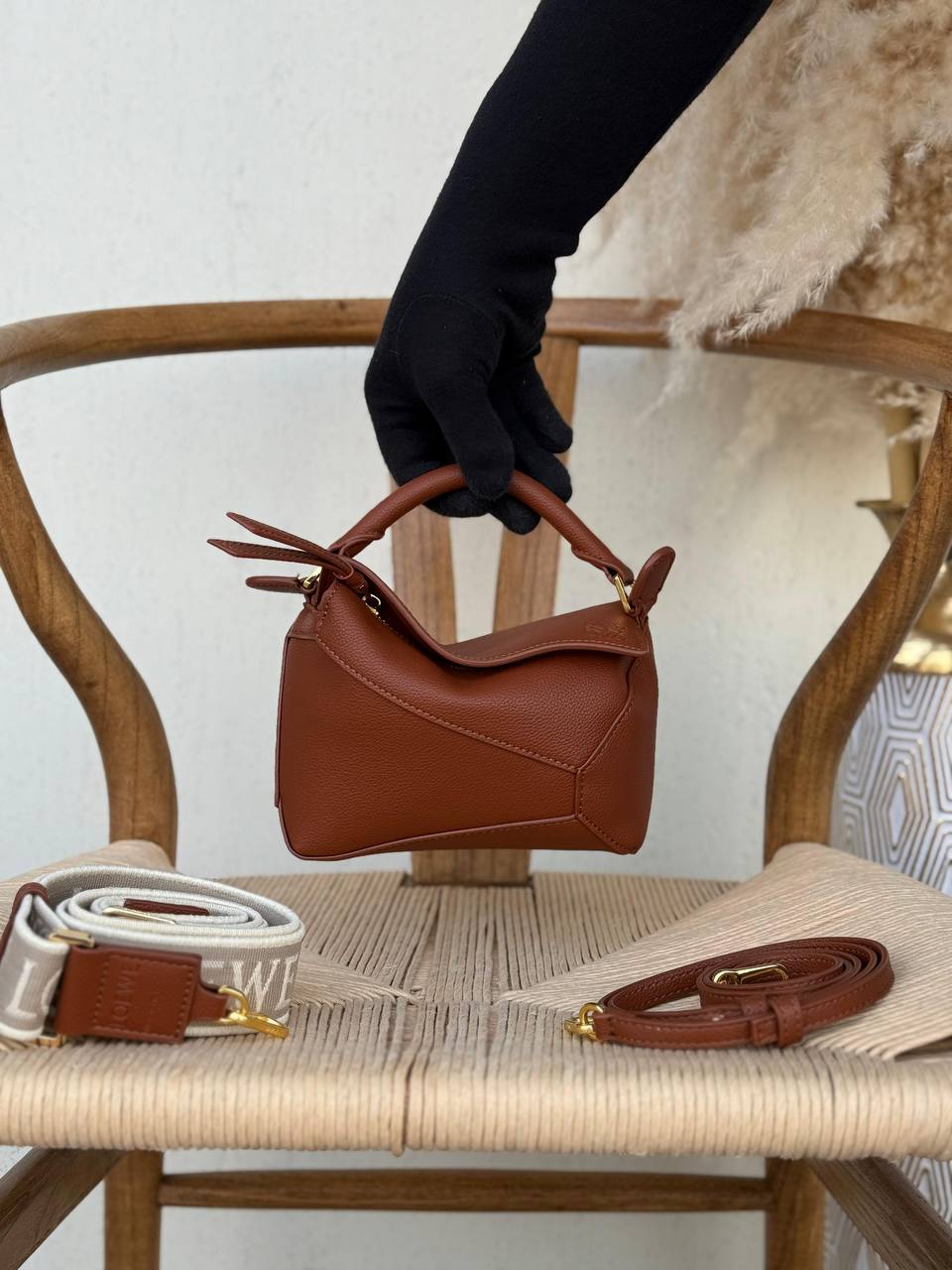 LOEWE

18cm

340 dhs🪙🌨️
Top quality 

With box🎁

Zain167
♥️♥️♥️