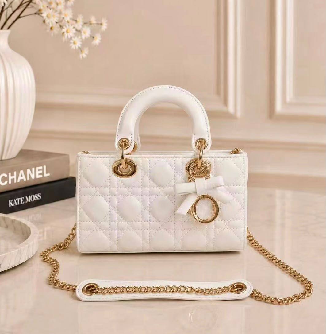 DIOR 

NEW CAME 

HIGH QUALITY 

WITH BOX 
135 dhs🇦🇪🇦🇪

Zain295
♥️♥️♥️