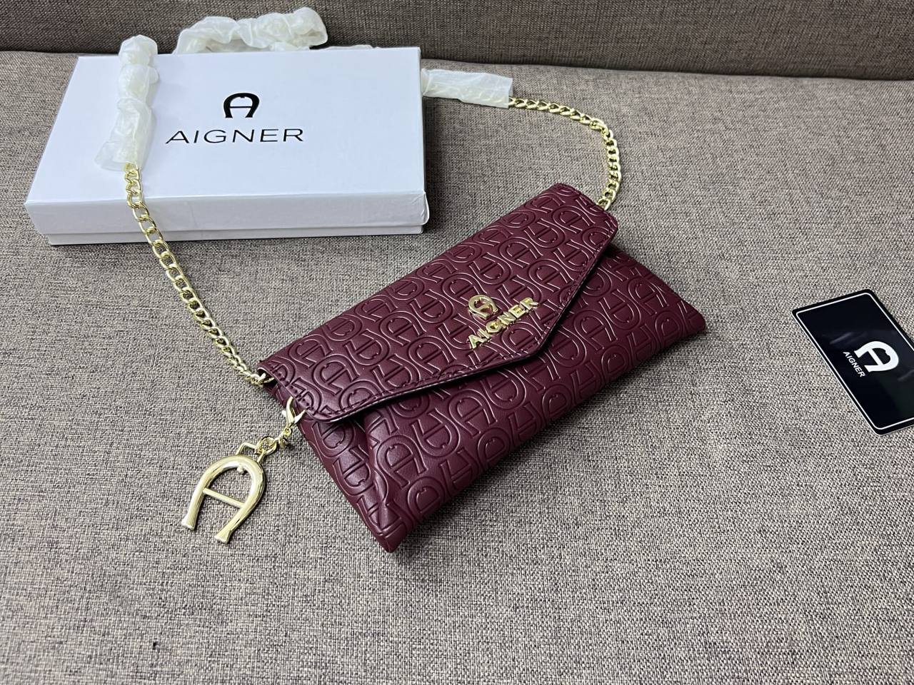 Aigner

55 dhs 🇦🇪🇦🇪🇦🇪

size 20cm

with box
Zain26
♥️♥️♥️