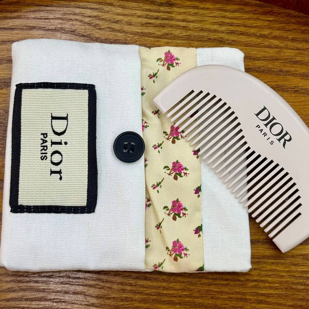 Hair Comb 🪮 *
Master quality 💯
With pouch and paper bag🛍️
35 dhs🪙🌨️

Zain216
♥️♥️♥️