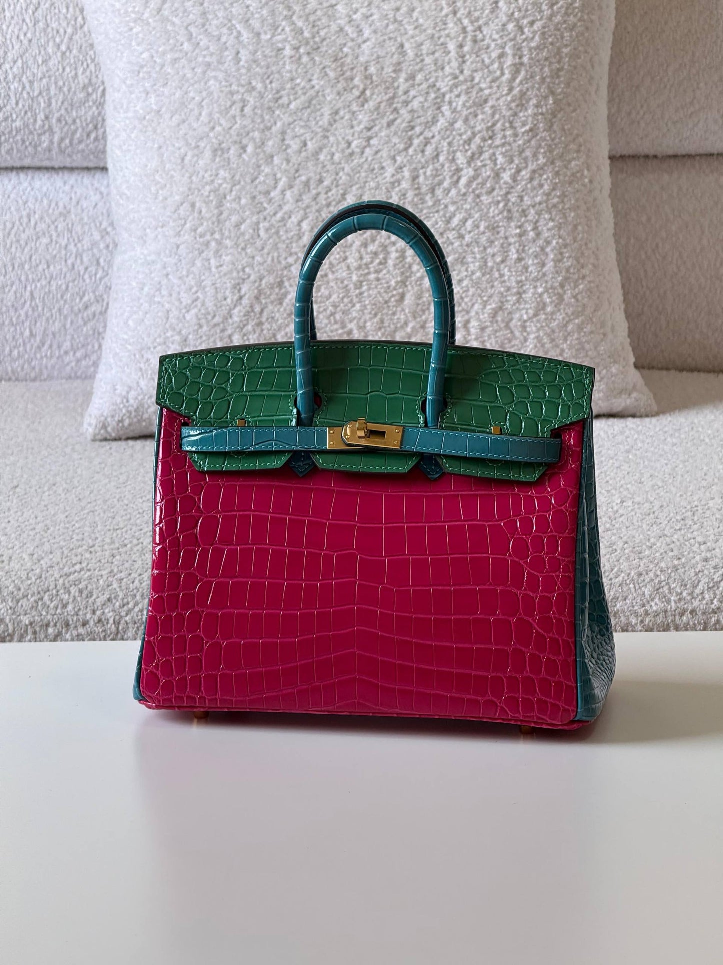 Hermes

birkin croc 25cm💥
Master quality ✅
with box📦

780 dhs❣️

Zain52
♥️♥️♥️
