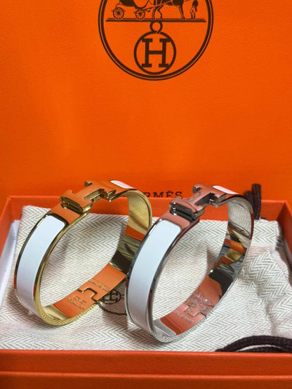Hermes ❤️‍🔥*
Bangle ✨
Master quality 💯
Size 17,19,
With normal boxes 📦 
45 dhd💓
With master box 🗃️ 
55 dhs💓

Zain216
♥️♥️♥️
