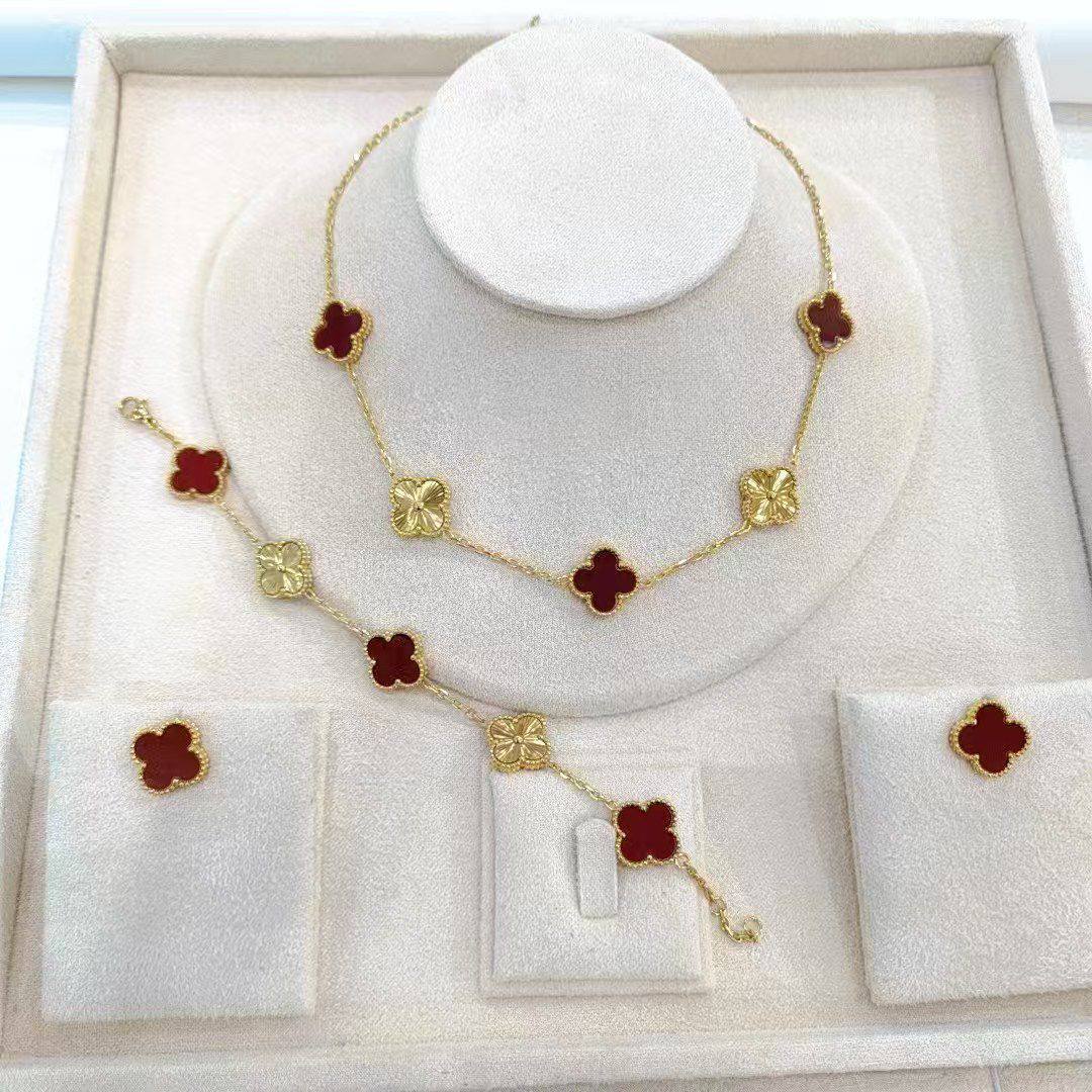 VCA SET❤️‍🔥*
Stainless steel 💯
Non tarnish ✅
Necklace 🐦‍🔥
Earring🌸
Bracelet ✨
With normal boxes 📦 
60 dhs❣️
With master box 🗃️ 
80 dhs❣️

Zain216
♥️♥️♥️