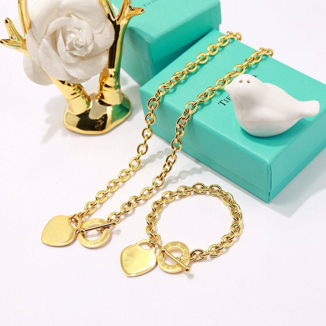 Tiffany ❤️‍🔥*
Necklace ✨
Bracelet 🌸
Master quality 💯
With normal boxes 📦 
75 dhs✅
With master box 🗃️ 
90 dhs✅

Zain216
♥️♥️♥️