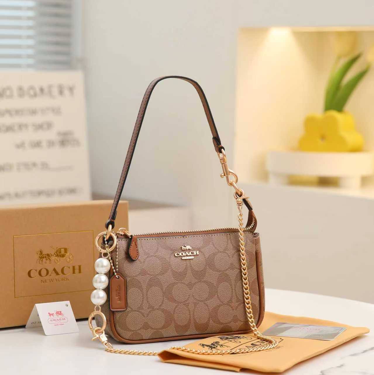 COACH
Best quality 

with box’s
🎁🎁🎁

85 dhs✅
size 18 cm

Zain290
♥️♥️♥️