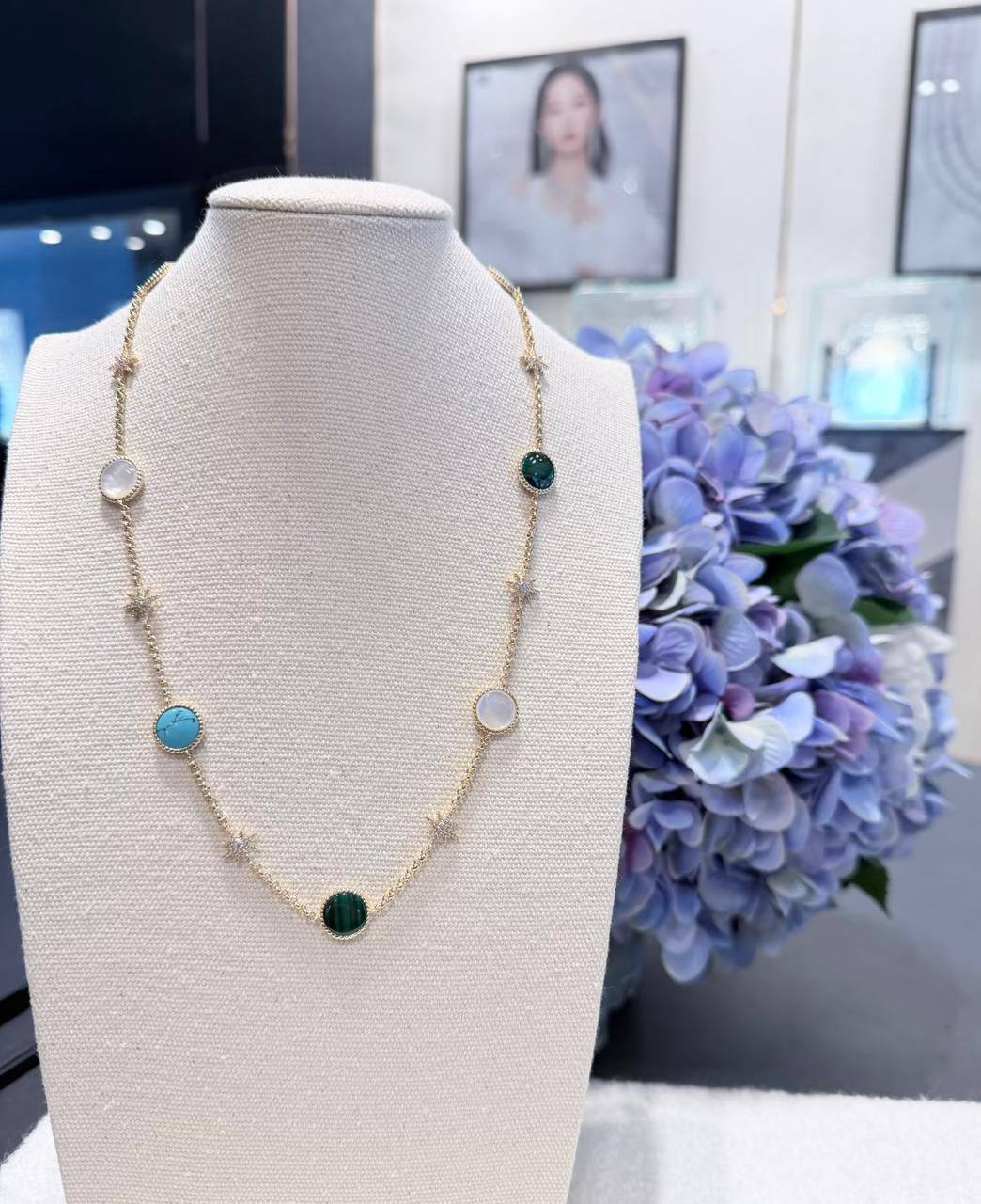 Apm SET ❤️‍🔥*
Necklace 🍁
Earring🔥
Bracelet 🌸
With normal boxes 📦 
200 dhs🪙🌨️
With master box 🗃️ 
220 dhs🪙🌨️

Zain216
♥️♥️♥️