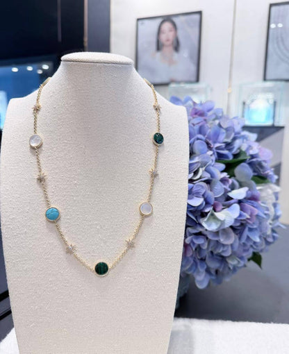 Apm SET ❤️‍🔥*
Necklace 🍁
Earring🔥
Bracelet 🌸
With normal boxes 📦 
200 dhs🪙🌨️
With master box 🗃️ 
220 dhs🪙🌨️

Zain216
♥️♥️♥️