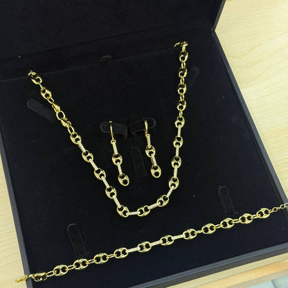 *SET ❤️‍🔥*
Necklace 🐦‍🔥
Earring🌸
Bracelet ✨
Ring 💍 
good quality 💯
With normal boxes 🗃️ 
And paper bag 🛍️
55 dhs🌺

Zain216
♥️♥️♥️