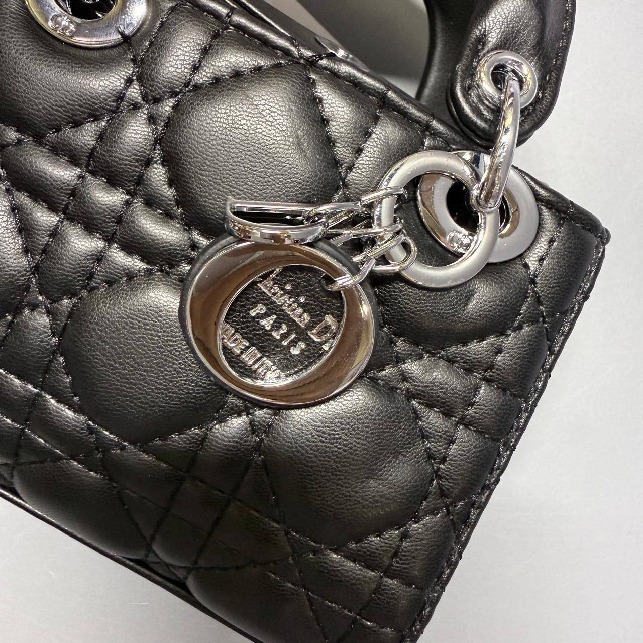 DIOR MINI SIZE 

 WITH BOX 
🎁🎁🎁

110 dhs✅
SIZE: 14 cm


Zain39
♥️♥️♥️