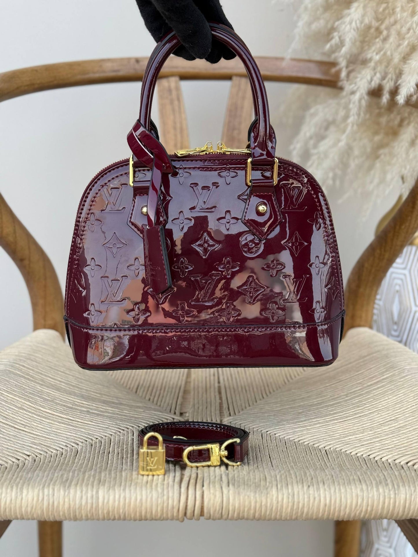 Available again✨✨✨
LV
18cm
330 dhs👑

25cm
350 dhs👑

Top quality 
With box🎁

Zain167
♥️♥️♥️