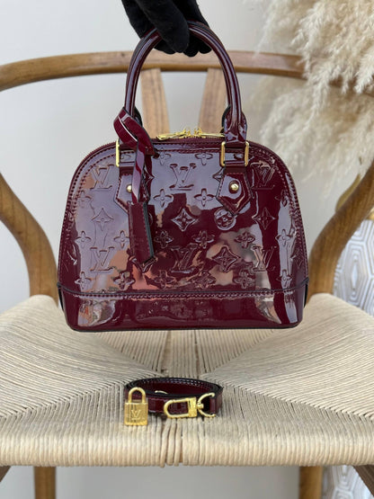 Available again✨✨✨
LV
18cm
330 dhs👑

25cm
350 dhs👑

Top quality 
With box🎁

Zain167
♥️♥️♥️