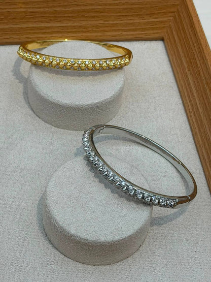 Bangle ❤️‍🔥*
good quality 💯
With black boxes 🗃️ 
20 dhs💓
With normal boxes 📦 
And paper bag🛍️
30 dhs💓

Zain216
♥️♥️♥️