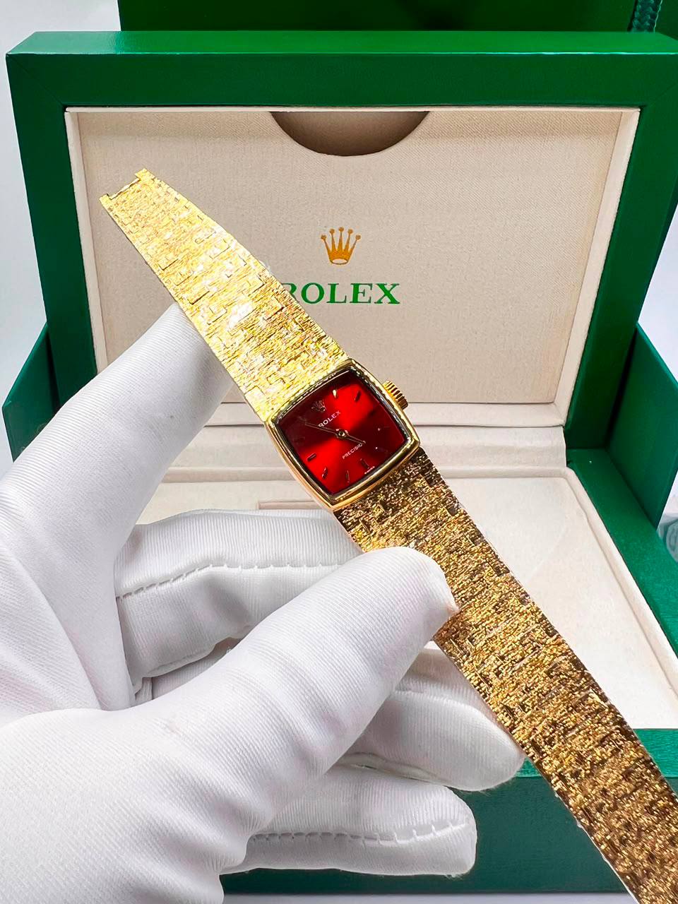 Rolex
350 dhs🇦🇪🇦🇪 
with box  
size：25mm×25mm

Zain85
♥️♥️♥️