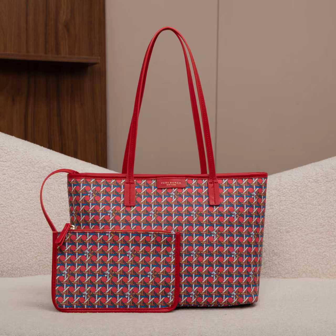 Tory Burch
95 dhs❣️

Zain07
♥️♥️♥️