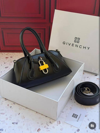Givenchy
good quality 
100 dhs🇦🇪

Zain200
♥️♥️♥️