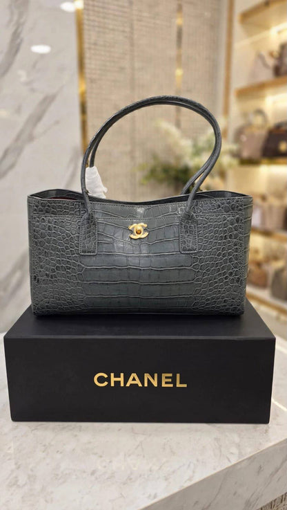 Chanel Croc ToT Bag 

35Cm 

With box 
Good Quality 
350 dhs🇦🇪🇦🇪🇦🇪

Zain131
♥️♥️♥️