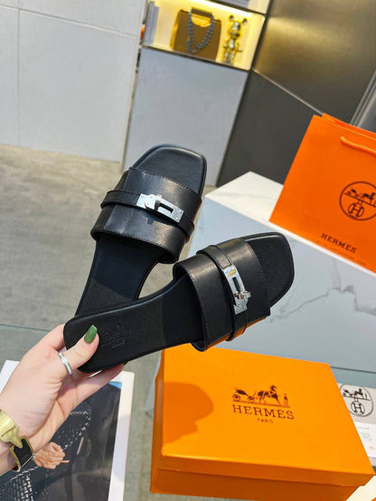 YSL
Size 36-42 
100 dhs💓

Zain132
♥️♥️♥️
