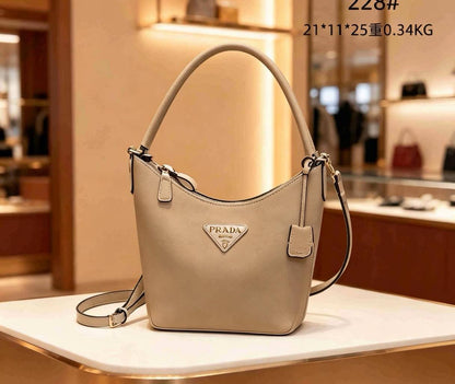 Prada 
90 dhs✅

Zain07
♥️♥️♥️