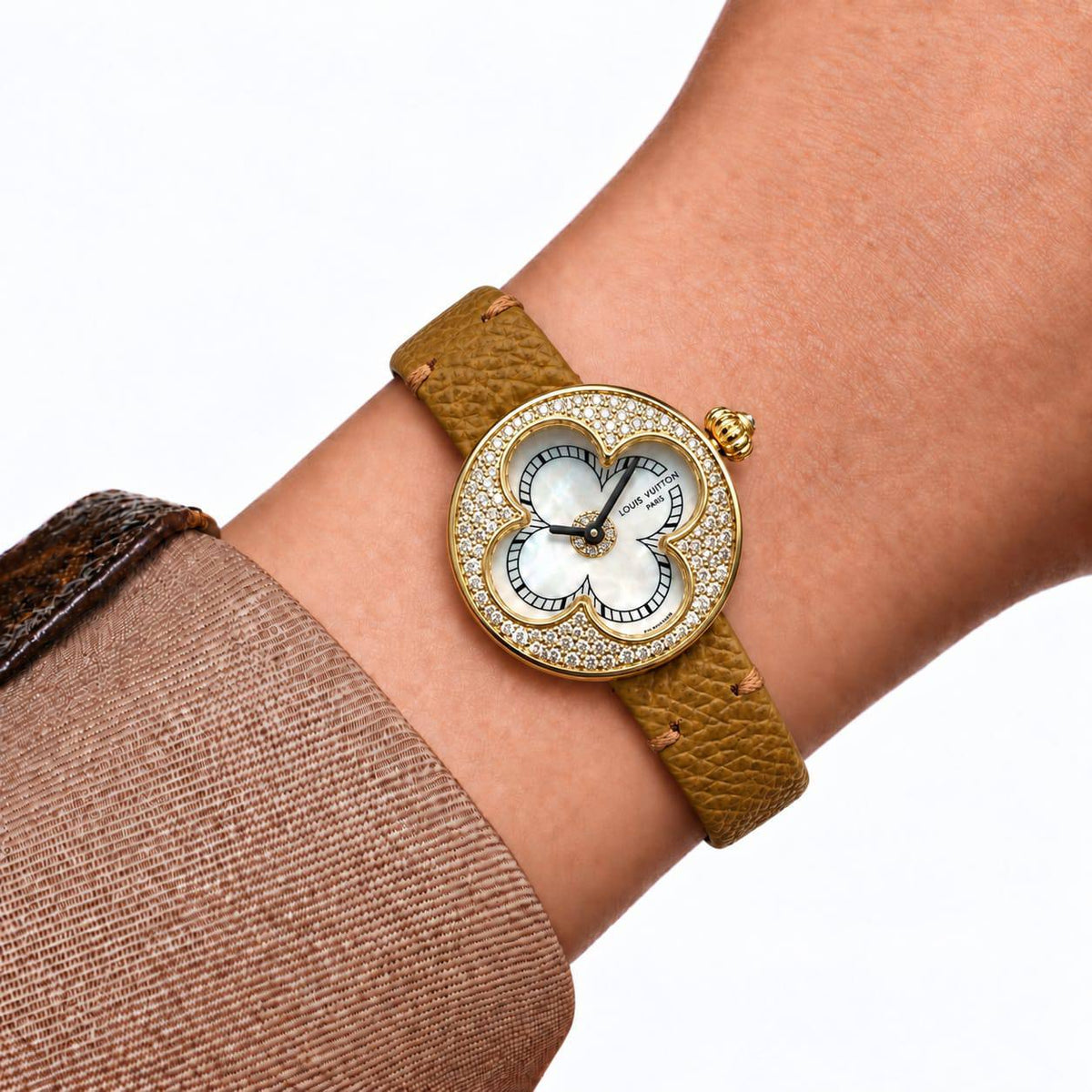 LV
watch for ladies 

with stone 
good quality 
( size 26mm)!

400 dhs🇦🇪🇦🇪

Zain59
♥️♥️♥️