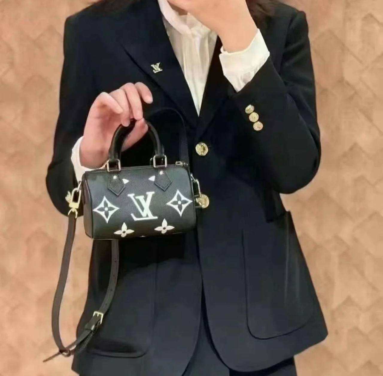 LV
NEW CAME GOOD QUALITY WITH BOX  🎁
90 dhs✅

Zain295
♥️♥️♥️