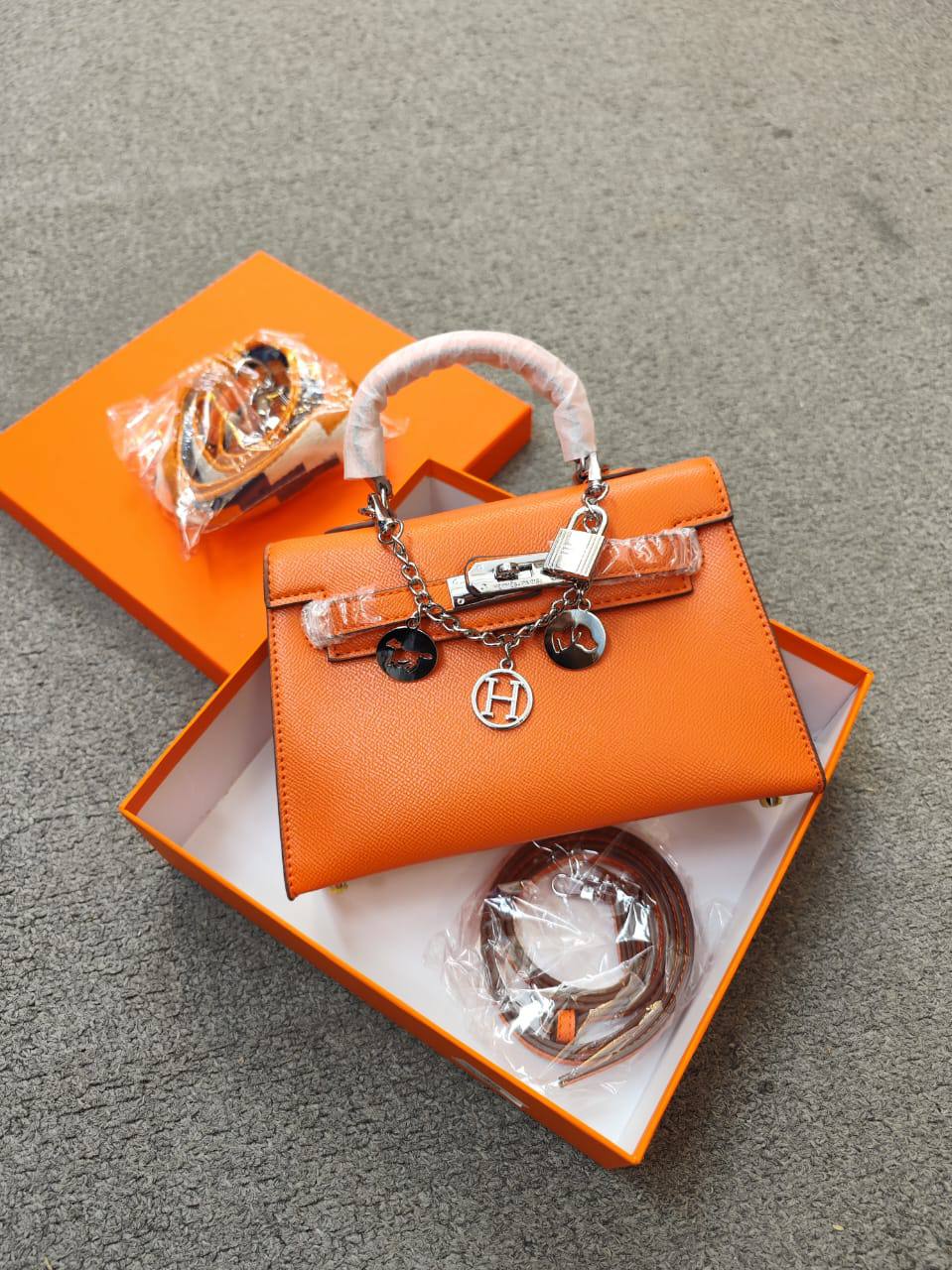 Hermes
95 dhs✅ 
high quality 
With box22cm

Zain26
♥️♥️♥️