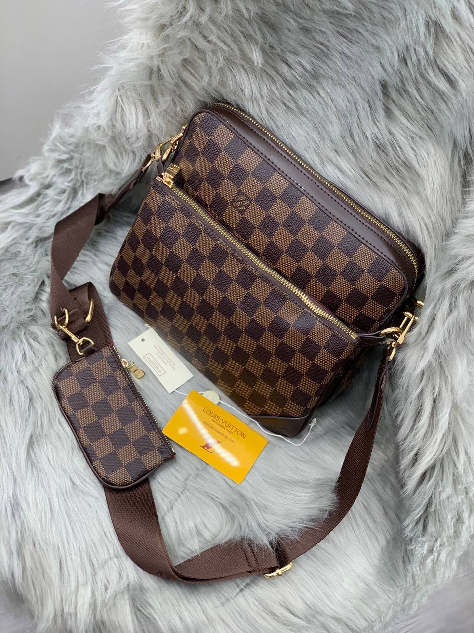 LV 
SIZE  ……… 25CM
115 dhs🪙

With BOX
🎁🎁🎁

Zain244
♥️♥️♥️
