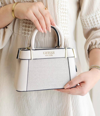 Guess
95 dhs🪙🌨️

with box
🎁🎁🎁

size 21cm

Zain26
♥️♥️♥️