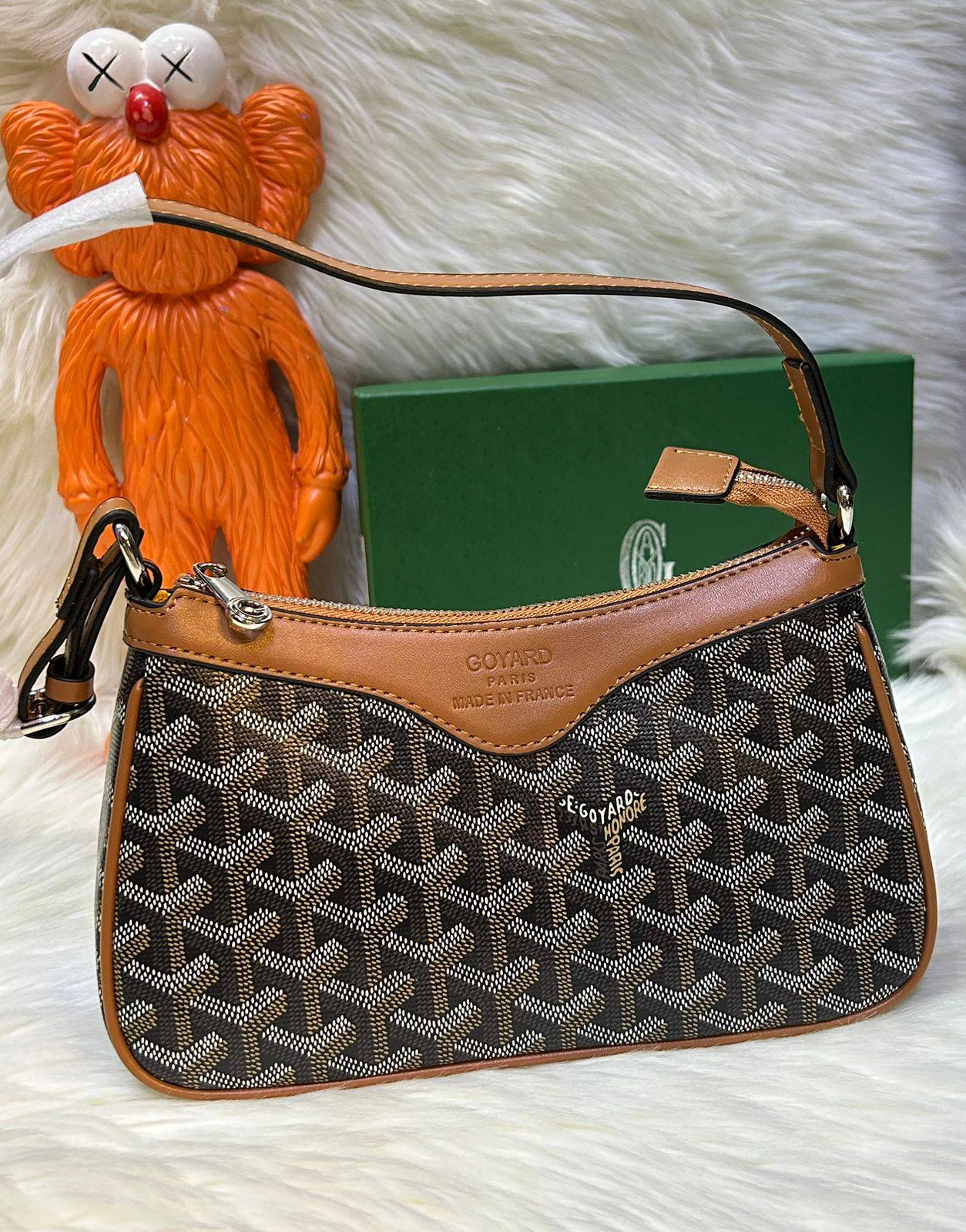 Goyard
good quality, comes 
with box, 

🎁🎁🎁

size... 24 *14 cm
80 dhs❣️

Zain12
♥️♥️♥️